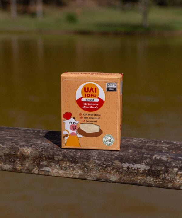 Tofu UAI Tofu artesanal de Minas Gerais, embalagem em destaque na natureza.