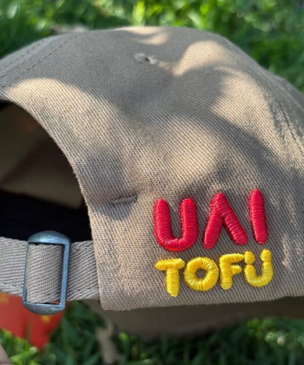 UAI Tofu boné com logo bordada em destaque, ideal para quem valoriza moda sustentável e estilo casual.