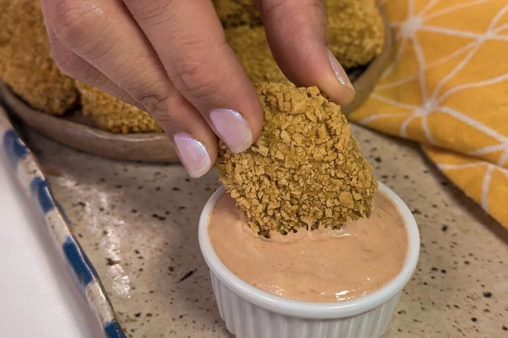 Croquete de tofu em molho rosa, alimentos veganos, saudável e delicioso.