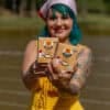 Tofu vegano UAI Tofu com embalagem em destaque, mulher sorridente ao ar livre, promove produtos artesanais e saudáveis.