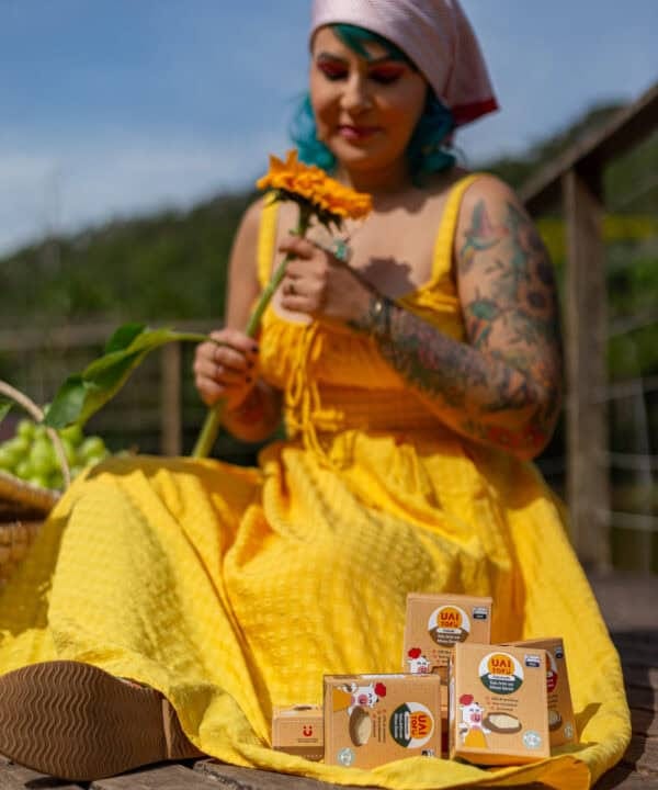 Tofu artesanal UAI Tofu em embalagem ecológica, destaque na produção sustentável de tofu.