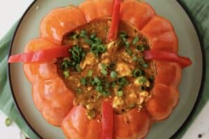1. Tofu na culinária brasileira, receita de molho com legumes e especiarias.